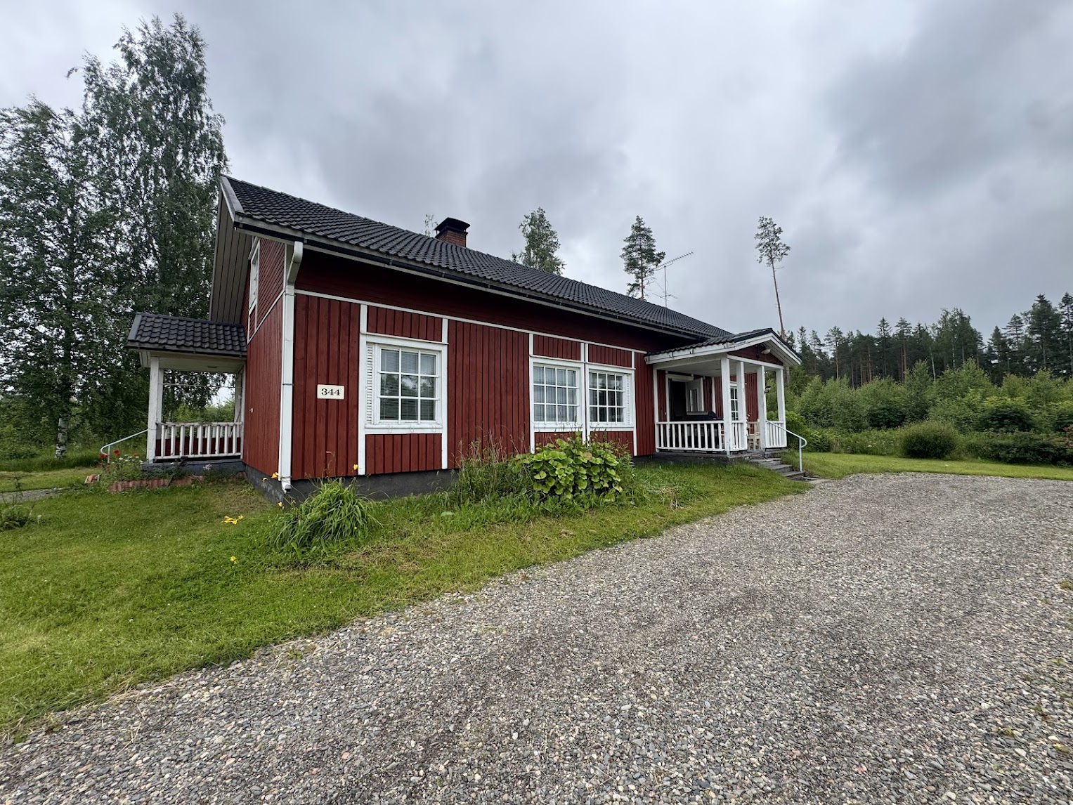 Majoitus Tuomirannan päärakennus pihatieltä